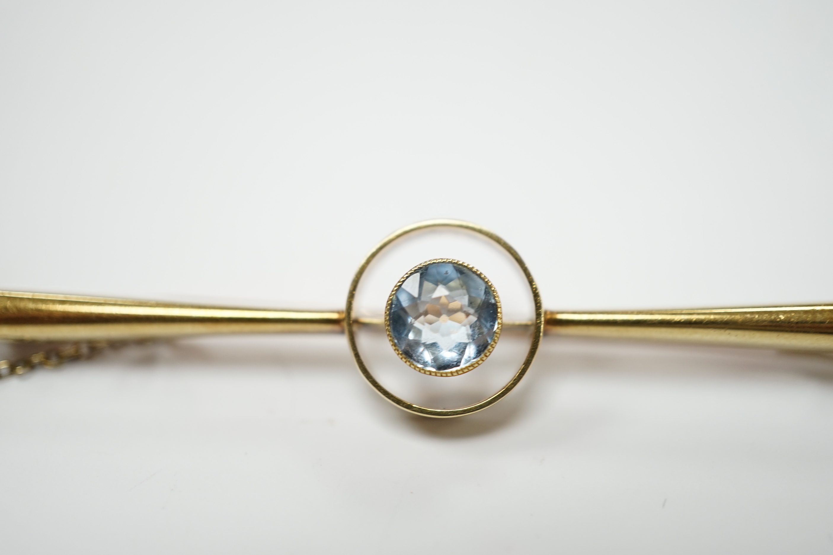 An Edwardian 15ct and single stone blue topaz set bar brooch, 60mm, gross weight 4.1 grams.